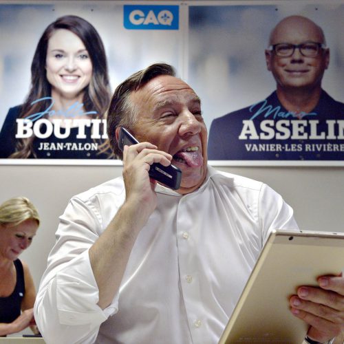 François Legault grimace au téléphone