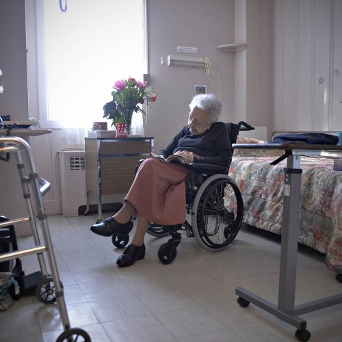 vieille dame en fauteuil roulant