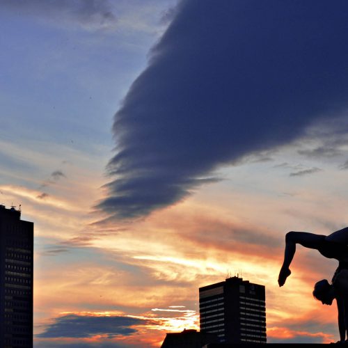 silhouette d'une femme en position de yoga à Québec