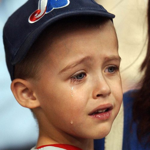 Petit garçon avec casquette des expos de Montréal qui pleure
