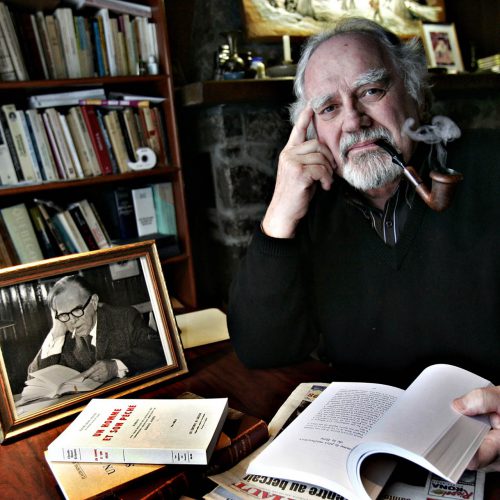 Pierre Grignon avec une pipe et un livre