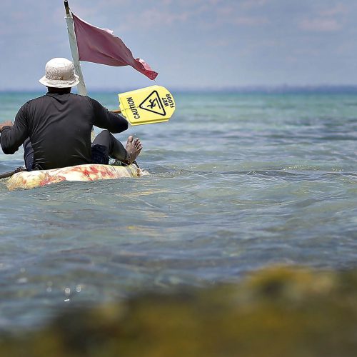 Un homme sur un bateau de fortune