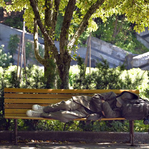 un itinérant couché sur un bac de parc