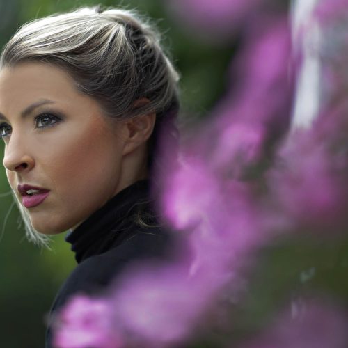 femme blonde de profil