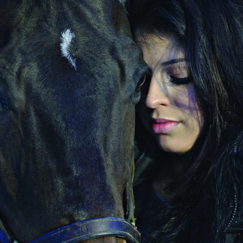gros plan sur le visage d'une femme et son cheval