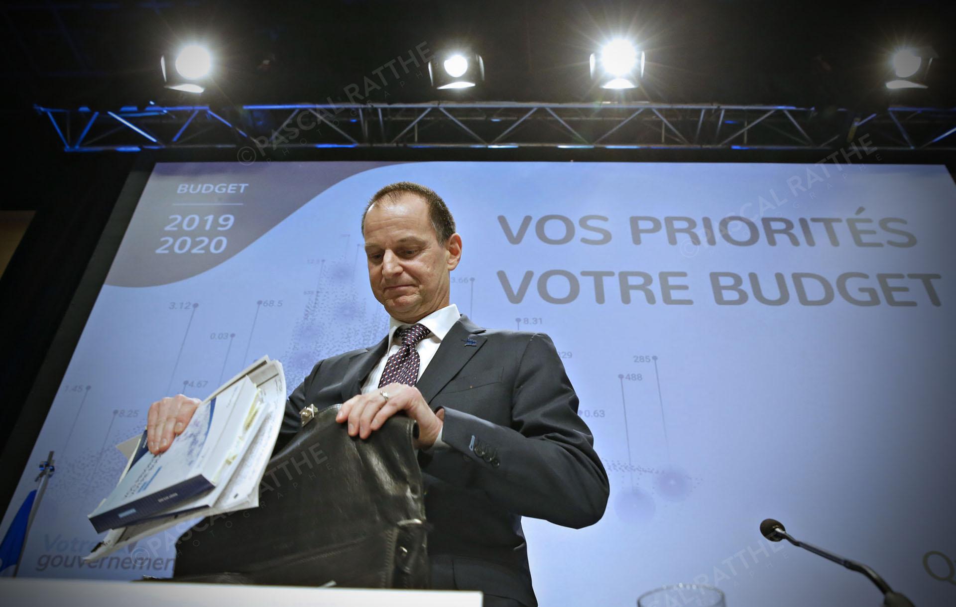 le ministre des finances eric girard et Christian dubé présente le premier budget 2019 de la CAQ durant le huit-clos