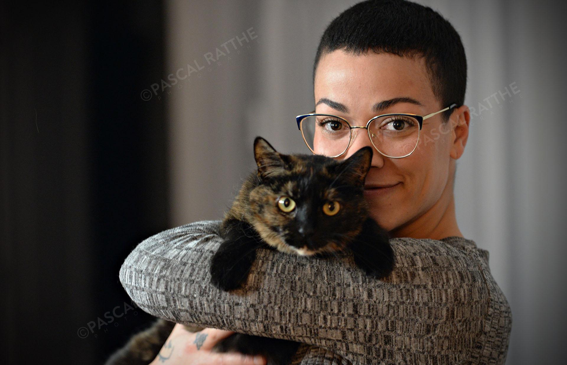 photographie portrait de Karine sergerie championne de taekwondo pour le site de Radio-CANADA avec son chat