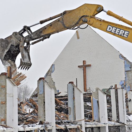 photo de l'église maria-gorettidétruite par une pelle mécanique