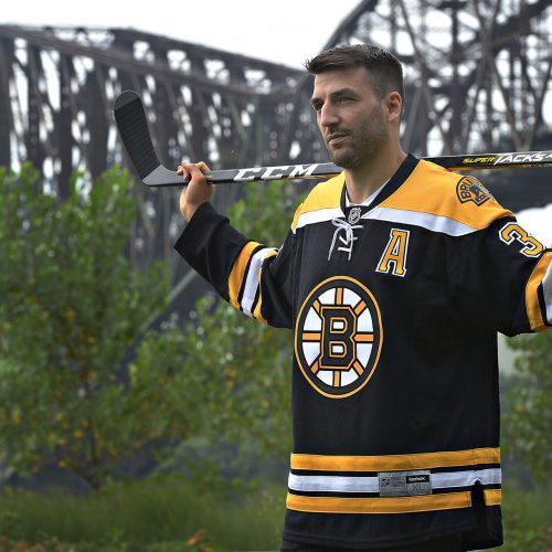 Patrice Bergeron le joueur des Bruins de Boston champion de la coupe Stanley devant le Pont de Québec