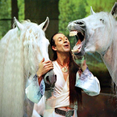 frédiric Pignon en prestation dans le spectacle Cavalia avec ses chevaux étalon et le célèbre cheval Templado