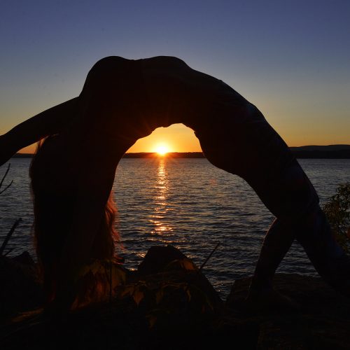 une posture de yoga au couché du soleil à Québec