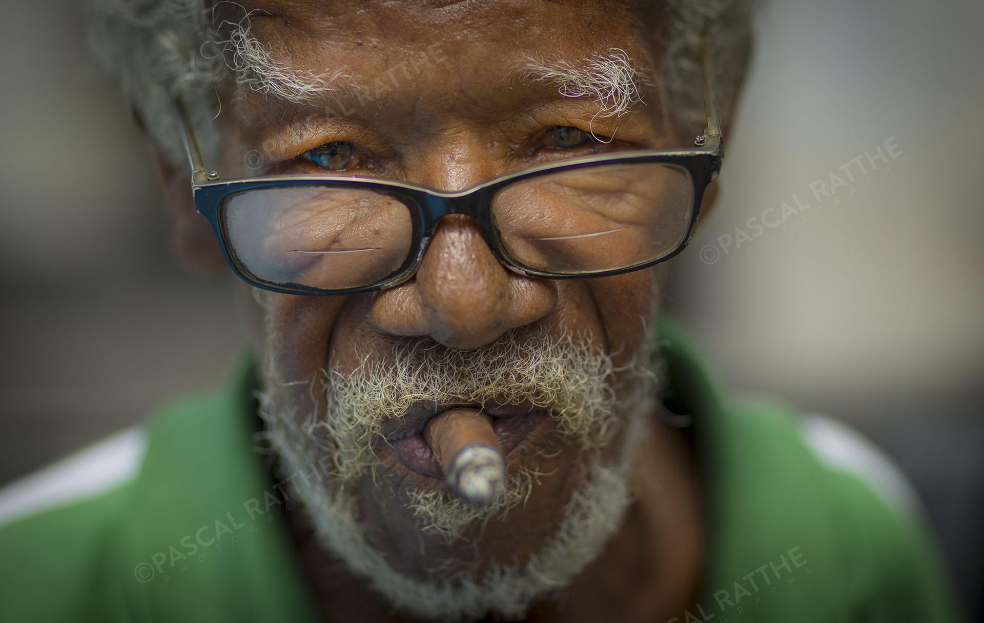 un mandiant à la havane, cuba fumant du cigare dans un milieu de pauvreté