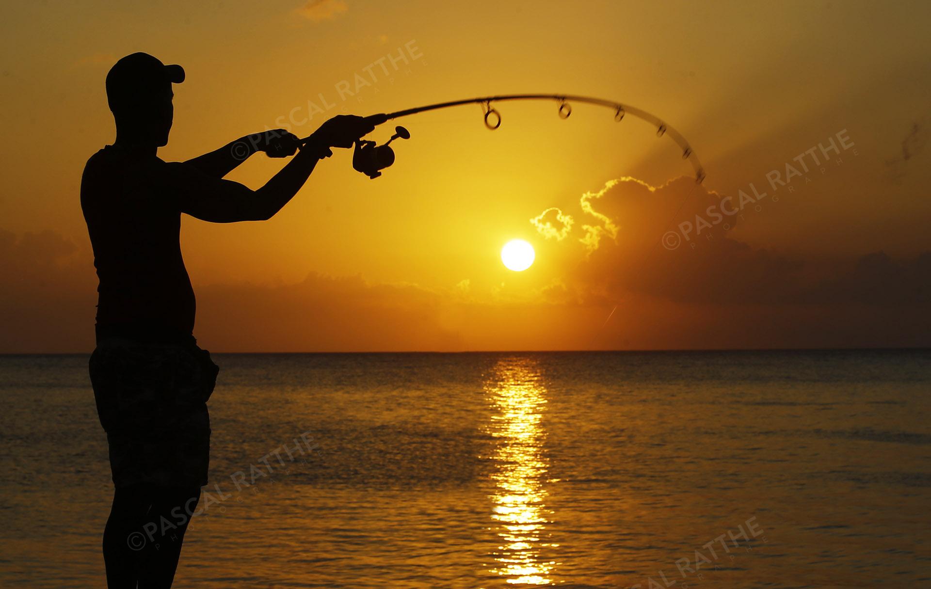 couché de soleil à la havane, Cuba avec un pêcheur