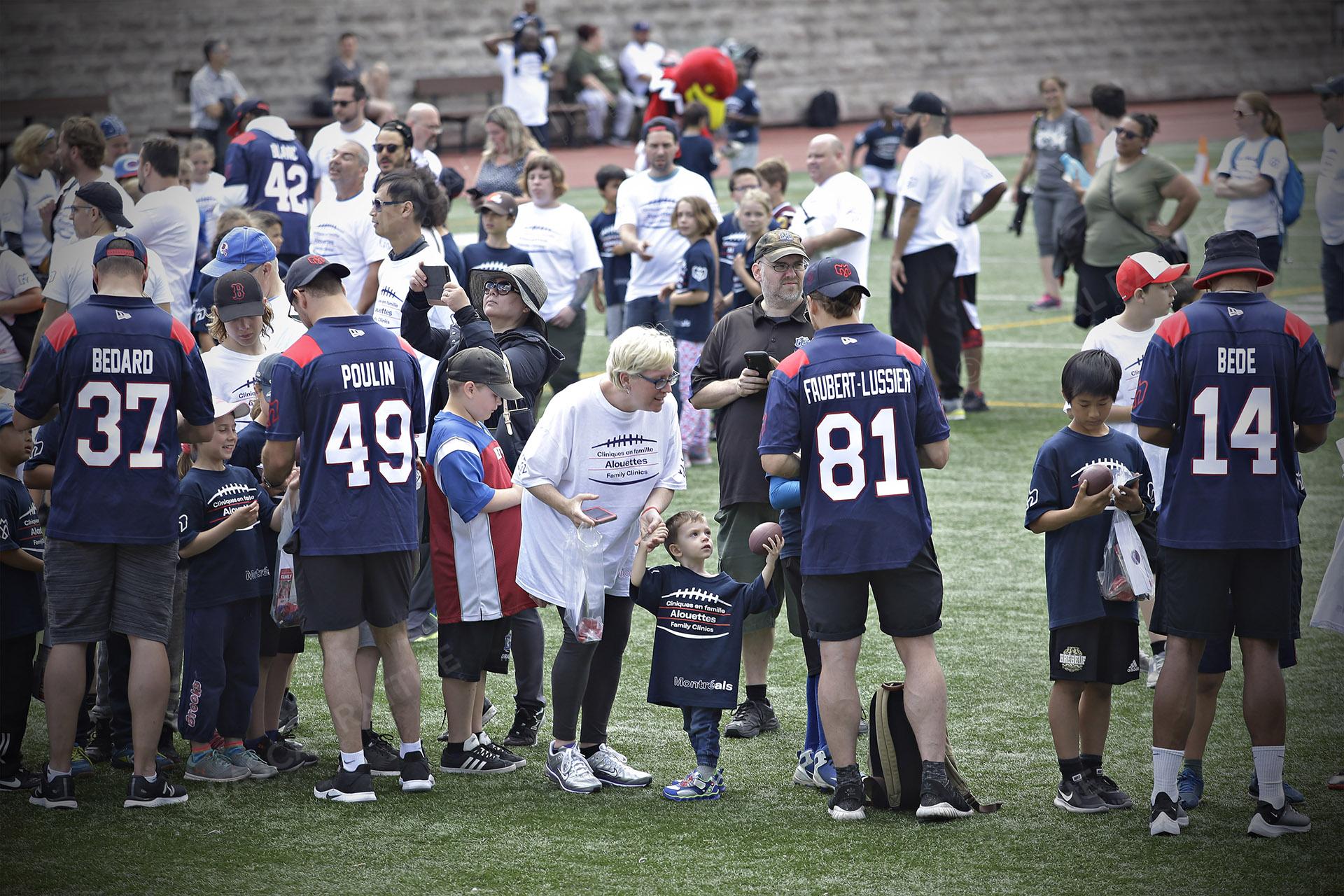 Cliniques Football des Alouettes de Montréal plusieurs joueurs des Alouettes signent des autographes pour les familles