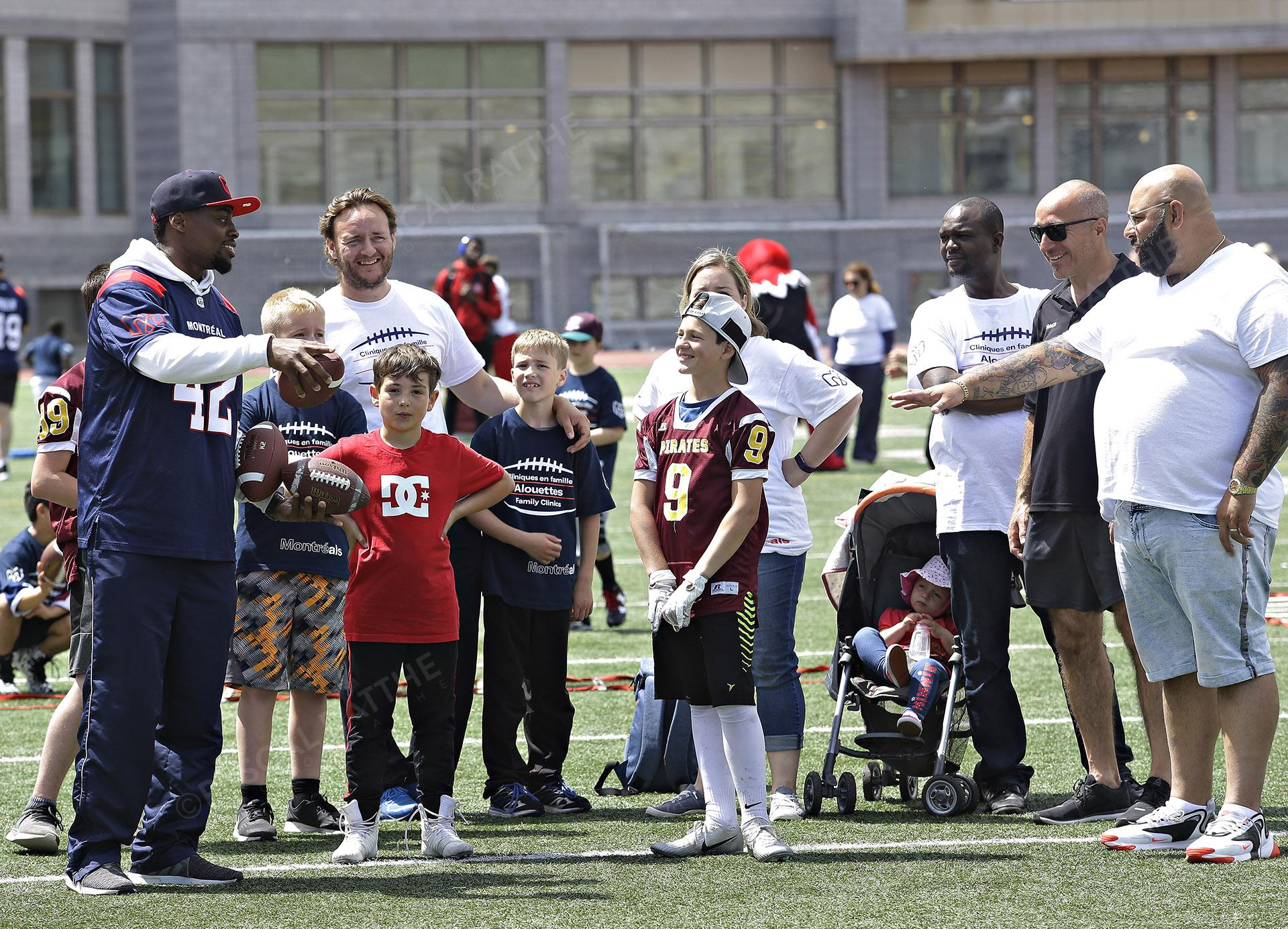Cliniques Football des Alouettes de Montréal Jean-Samuel Blanc explique comment lancer la ballon devant plusieurs Fans
