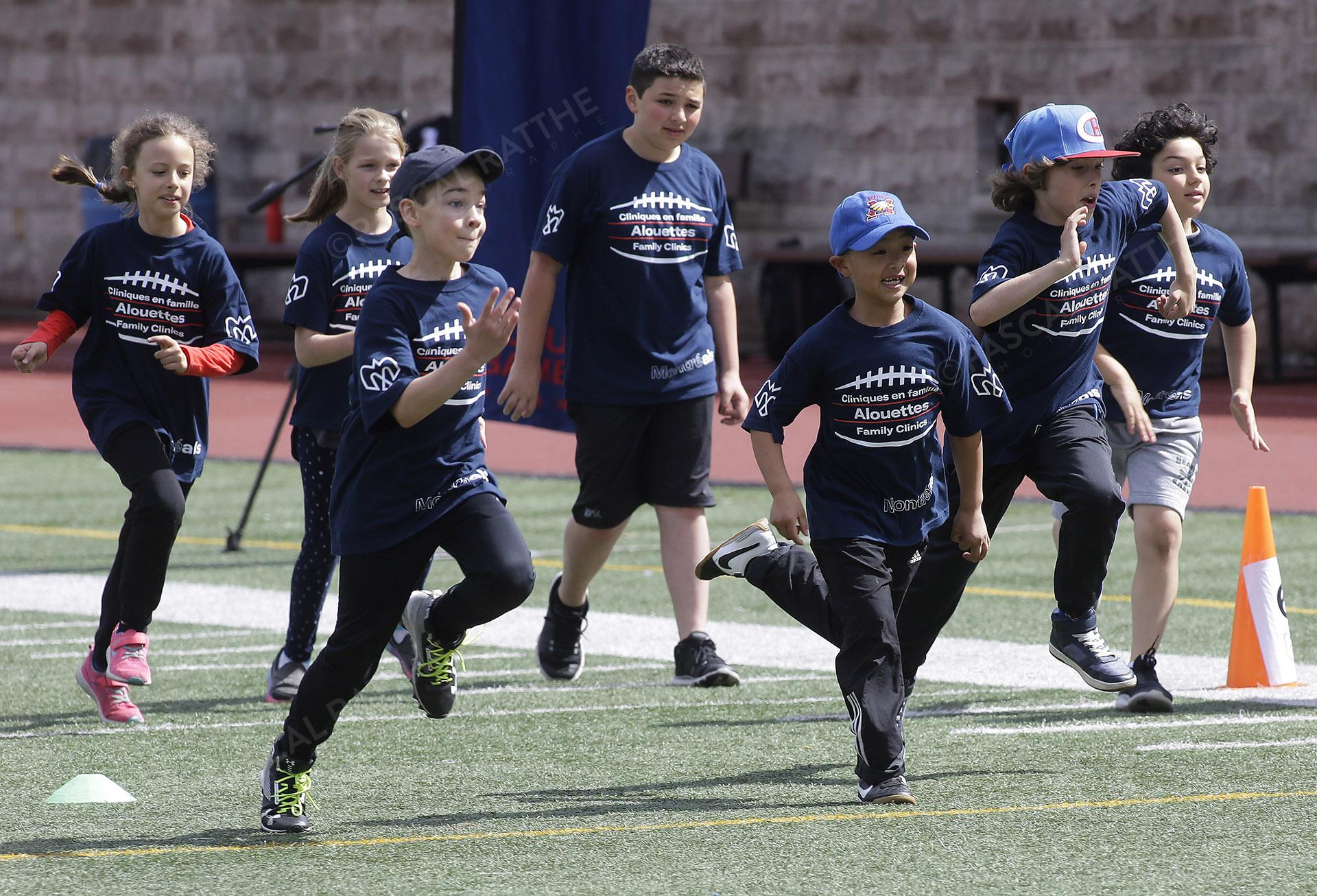 Cliniques Football des Alouettes de Montréal plusieurs enfants courent pour les différentes activités