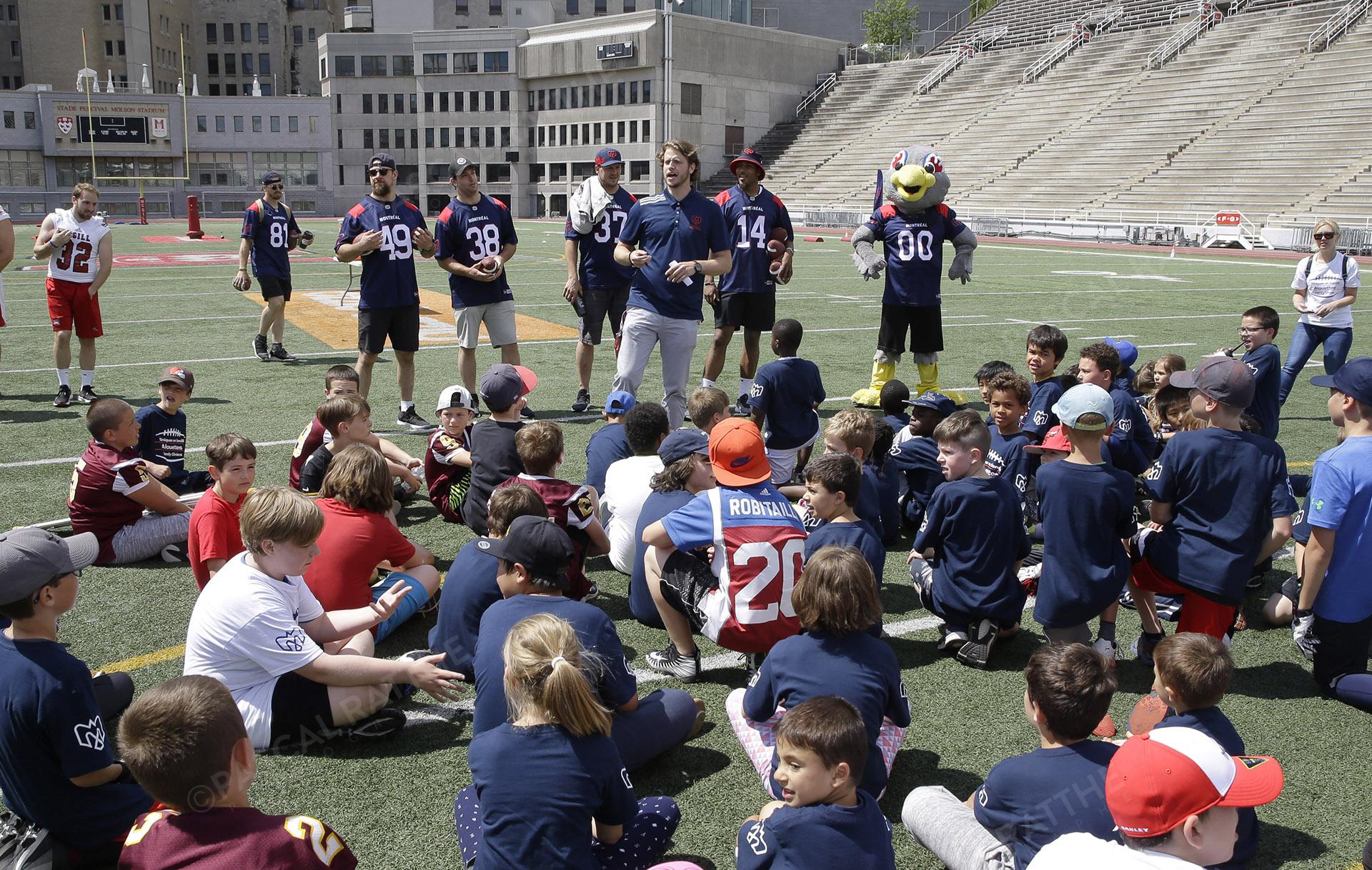Cliniques Football des Alouettes de Montréal plusieurs joueurs de football expliquent aux enfants le déroulement de la journée