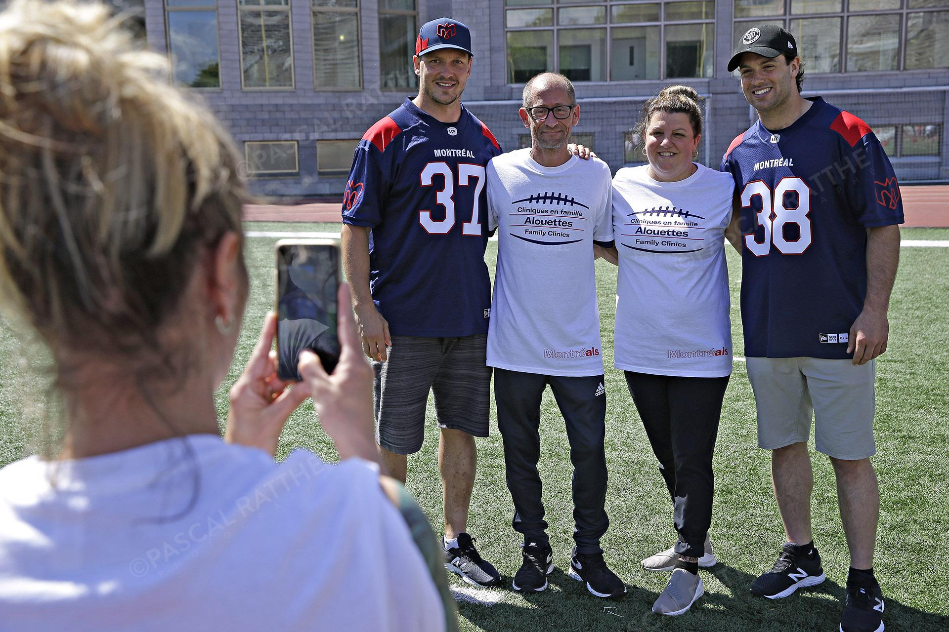 Cliniques Football des Alouettes de Montréal Christophe Martin Bédard et Normand posent avec des fans