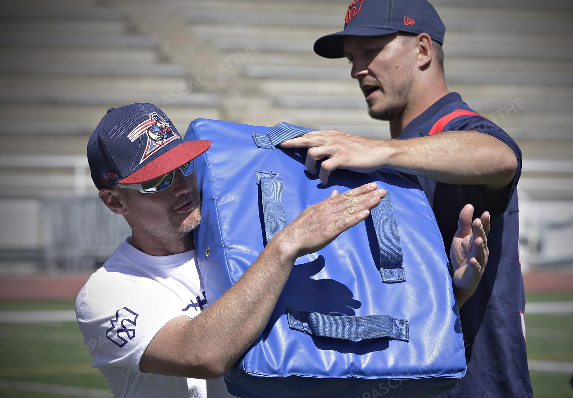 Cliniques Football des Alouettes de Montréal Christophe Martin Bédard explique une technique de plaqué