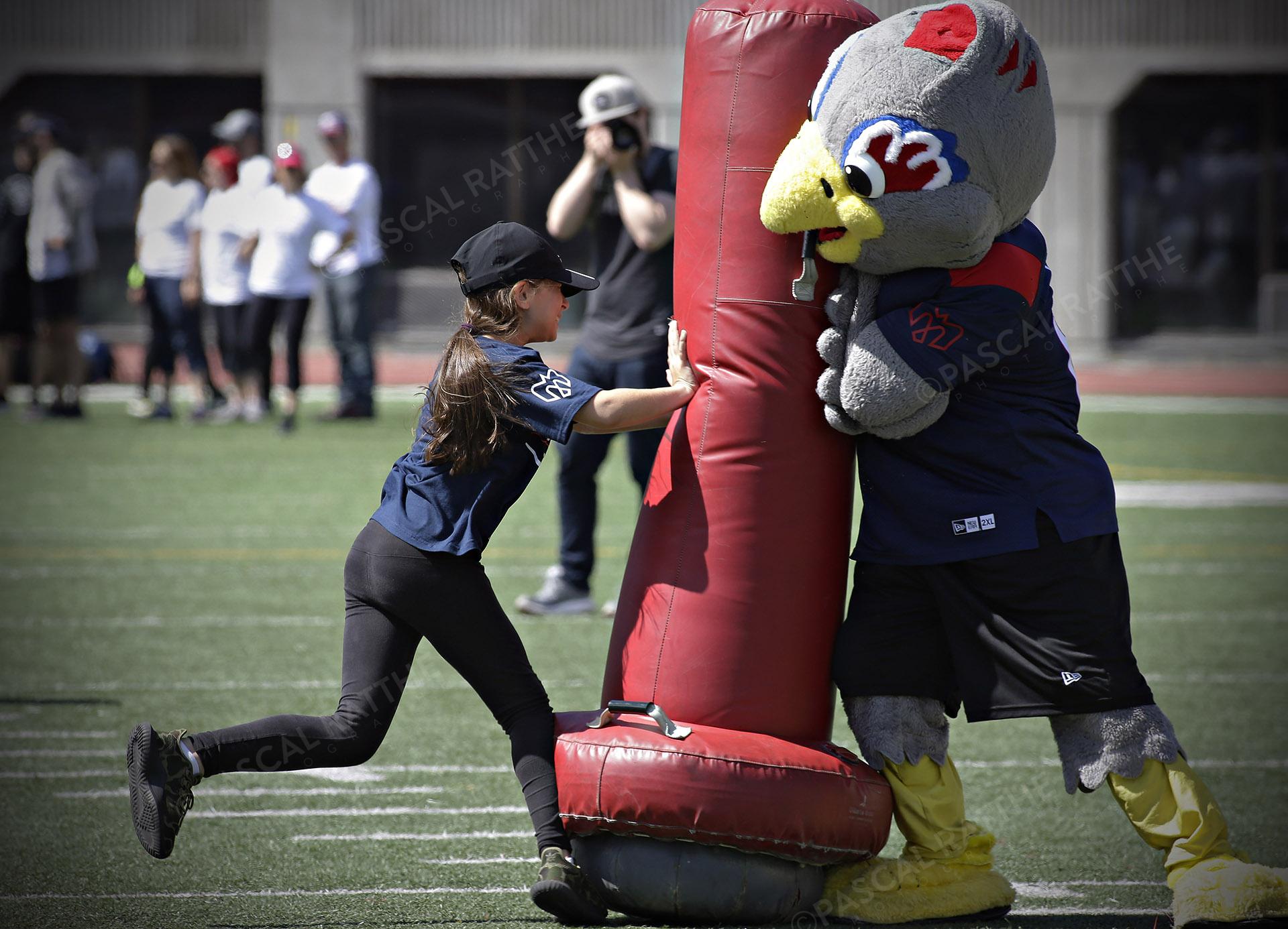 Cliniques Football des Alouettes de Montréal une jeune enfant plaque un gros sac rouge