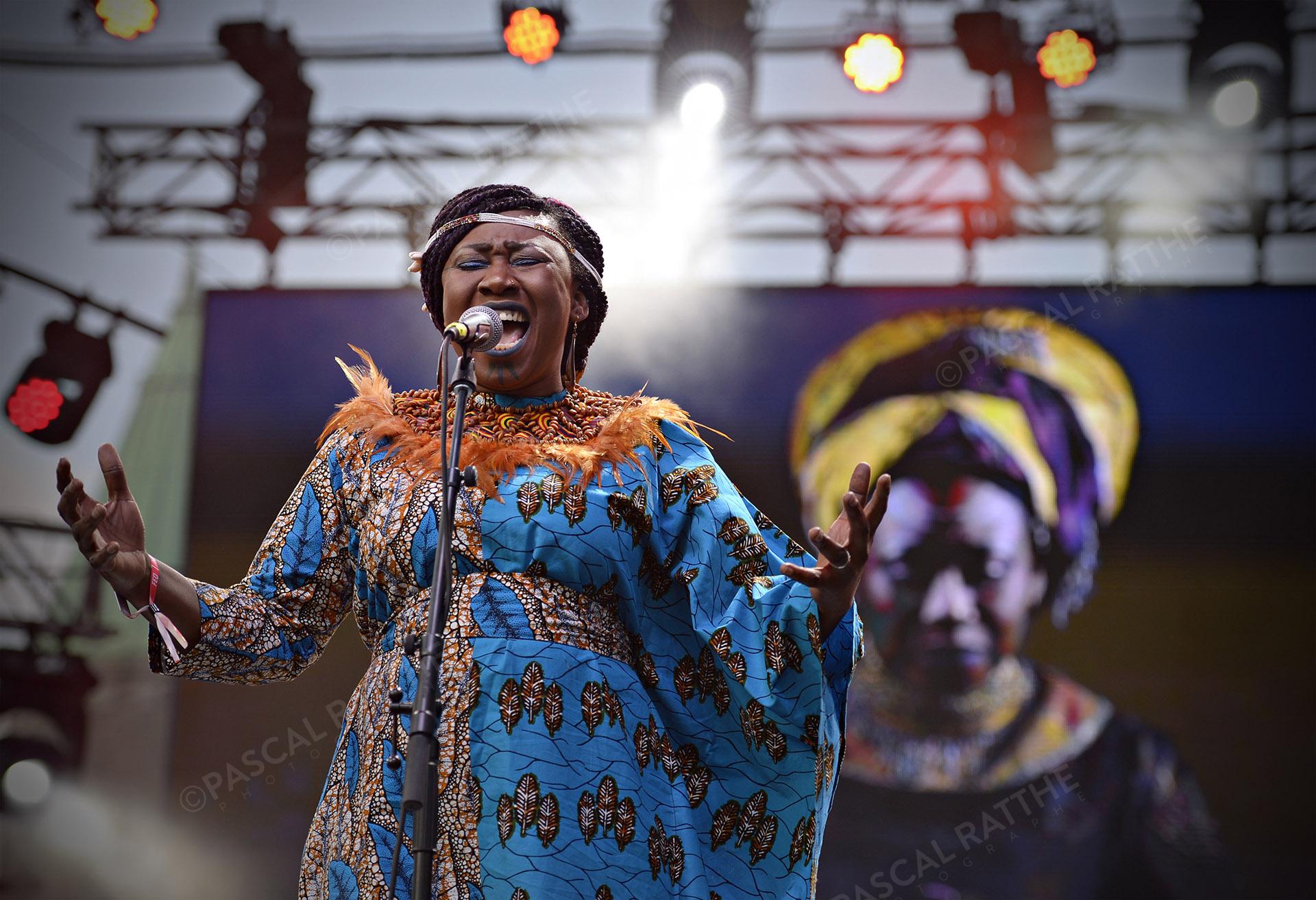 spectacle de DJELY TAPA durant les festival d'été de Québec