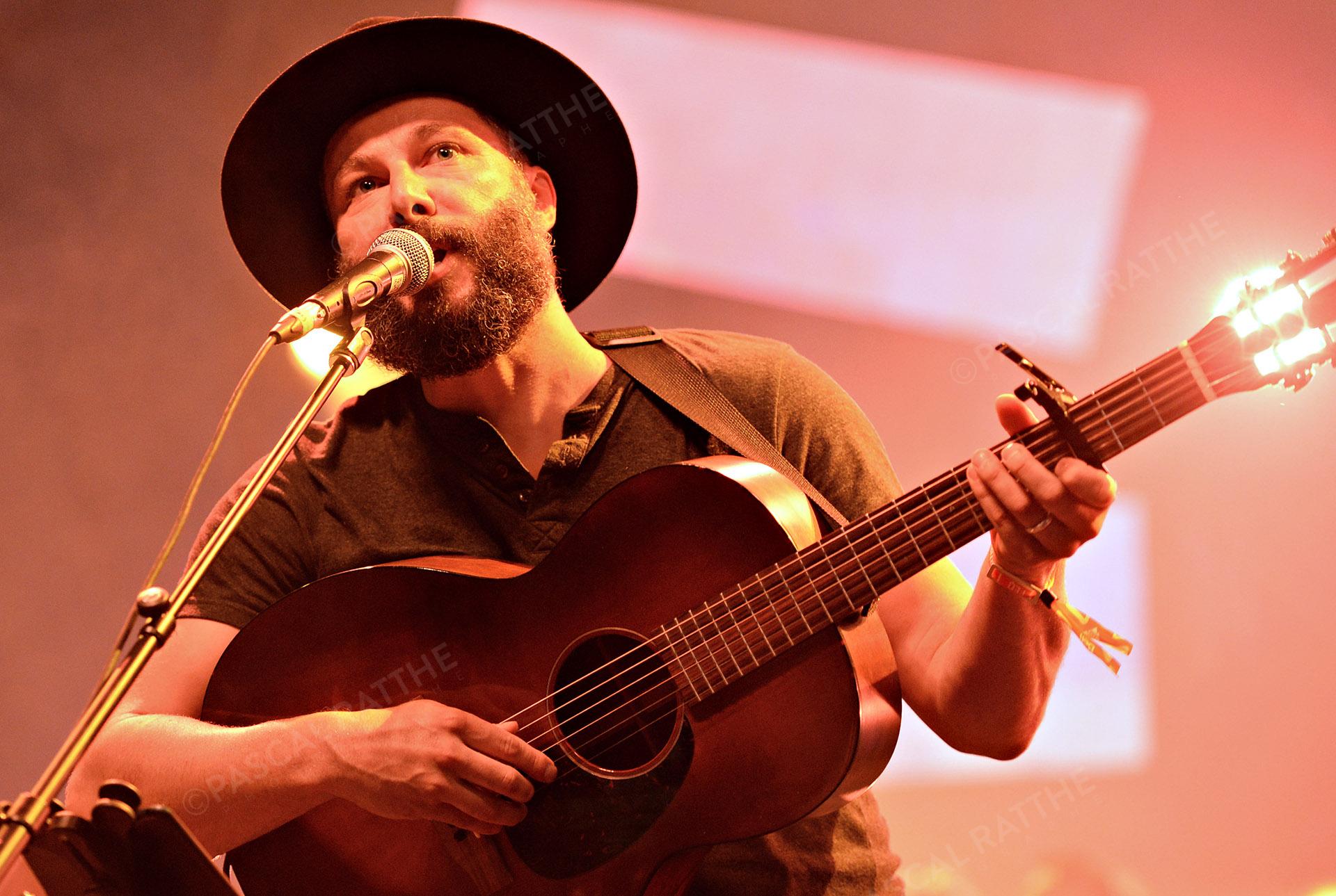 le chanteur tire le coyote en spectacle a place d'youville