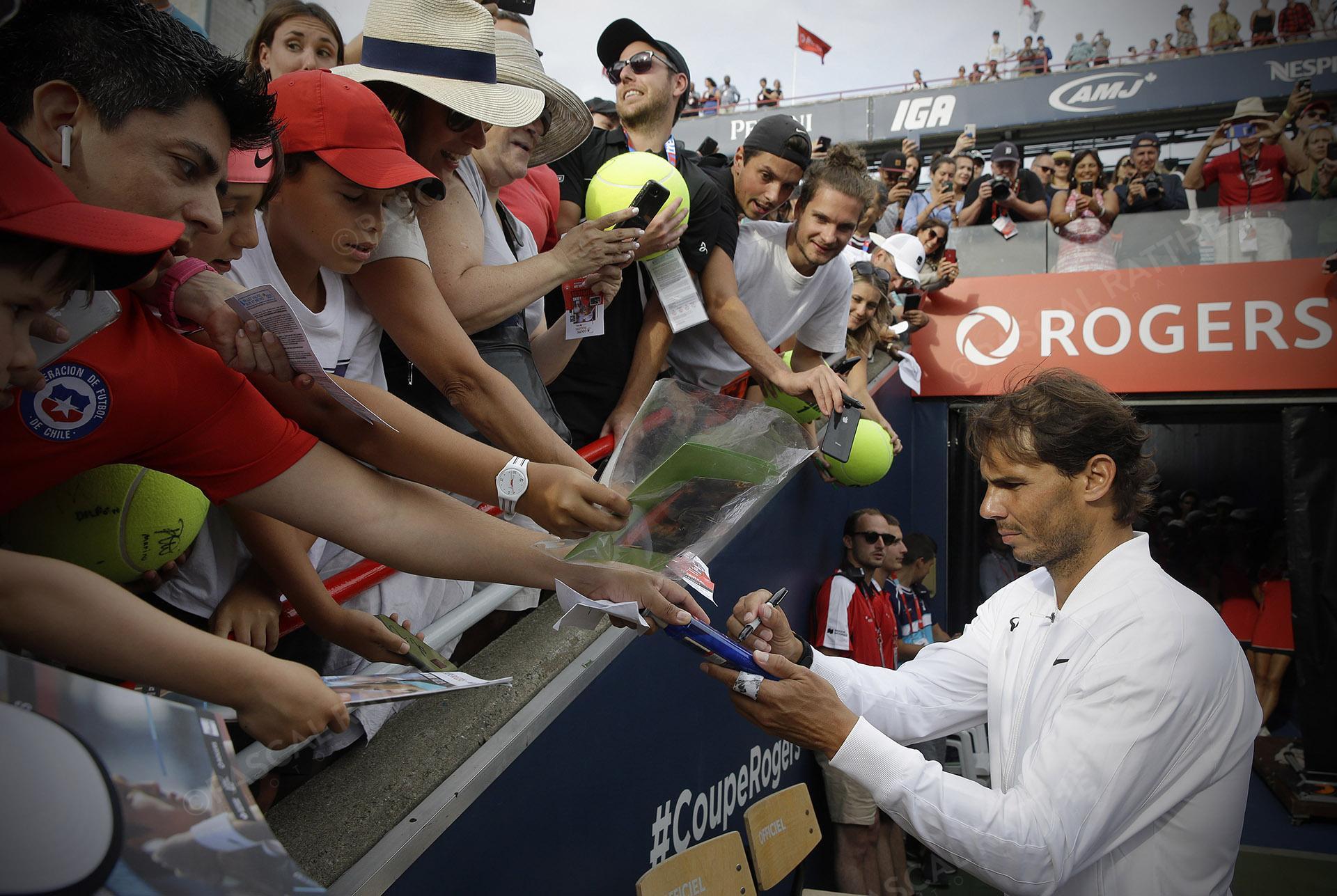 Rafael Nadal est un joueur de tennis espagnol à la coupe rogers 2019 il signe des autographes aux nombreux partisans