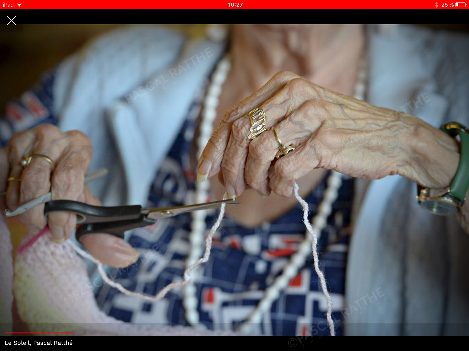 les mains d'une personne âgé faisant du tricot