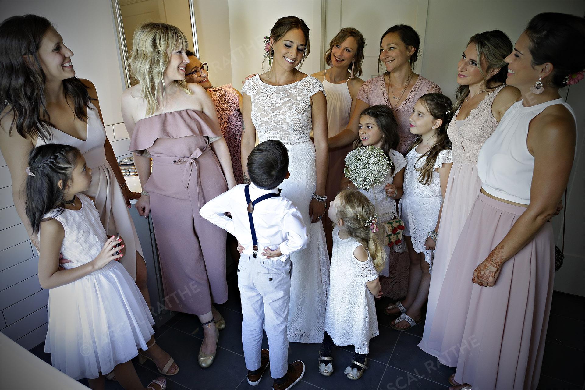 la marié avec les demoiselles d'honneur avant une cérémonie de mariage