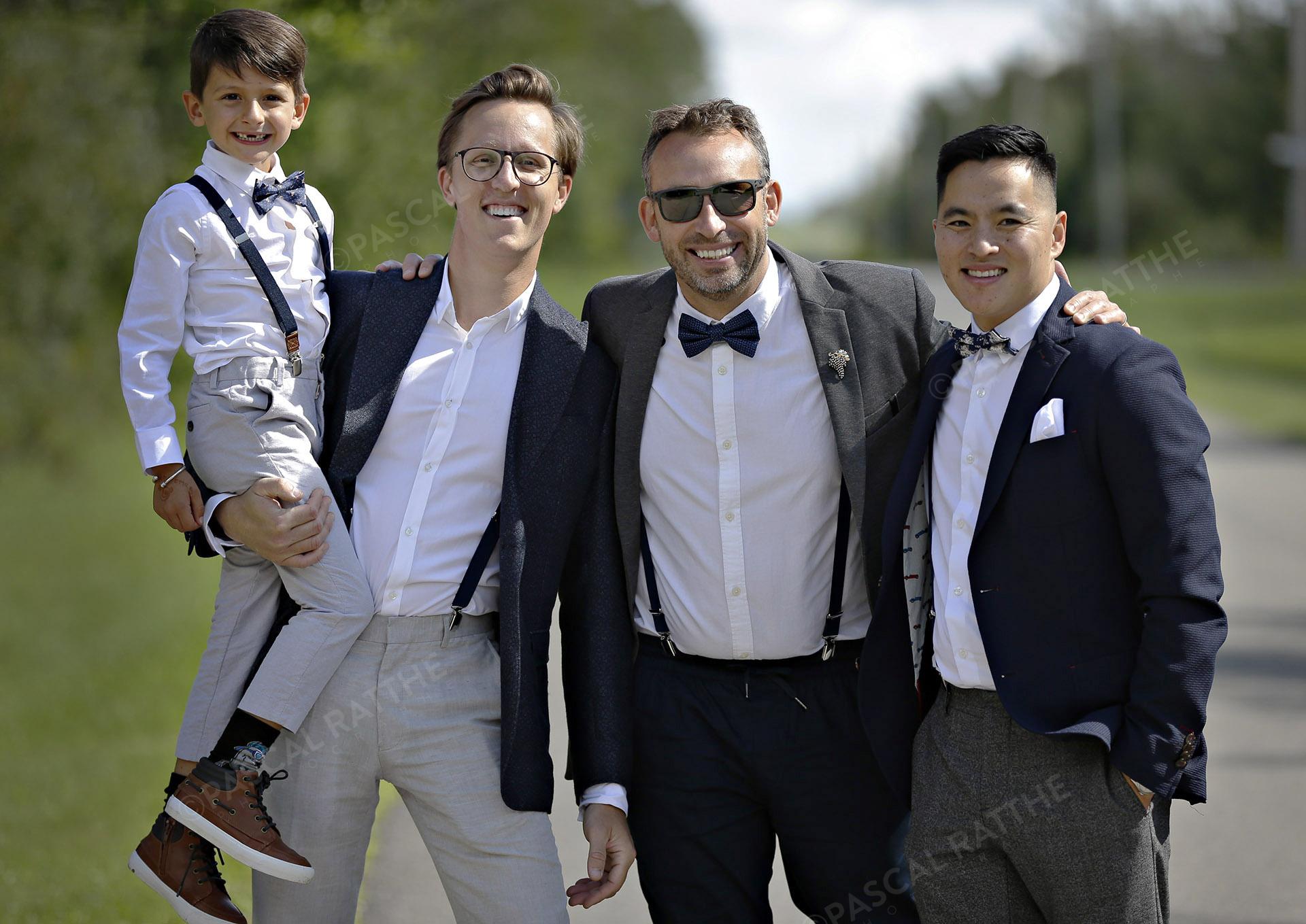 homme d'honneur avec le fils du marié avant la cérémonie