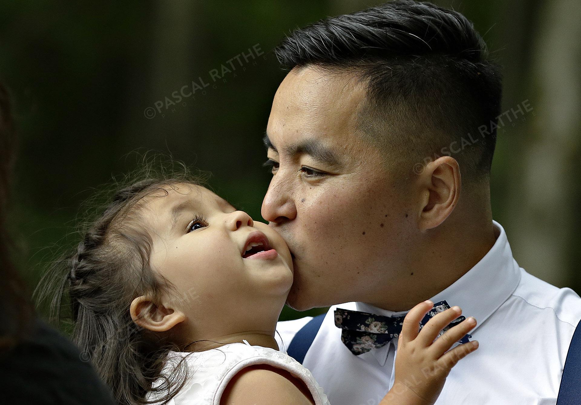 moment de tendresse d'un père et sa fille avant un mariage