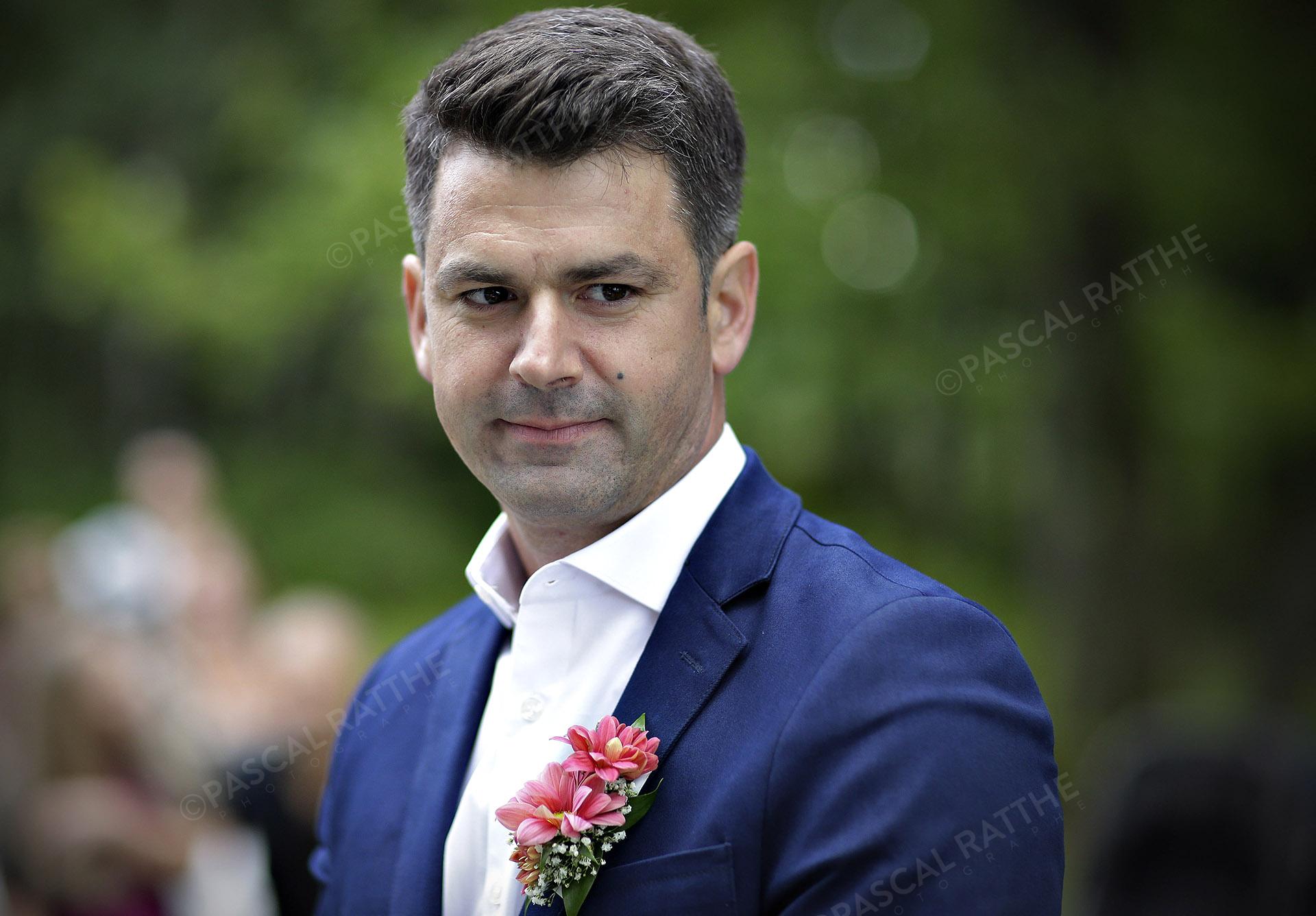 gros plan du marié pendant la cérémonie de mariage