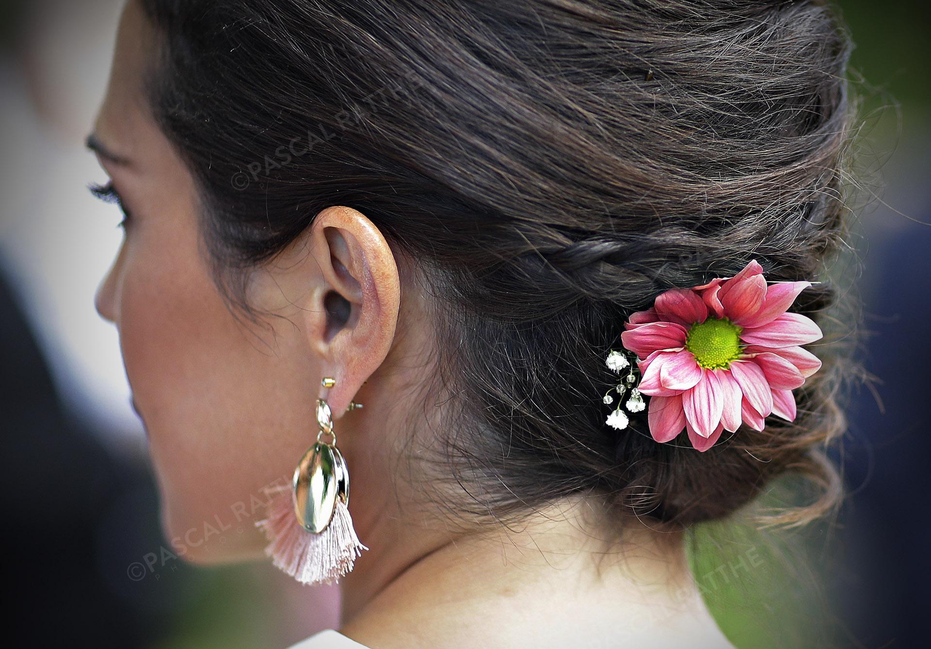 belle coiffure durant une cérémonie de mariage