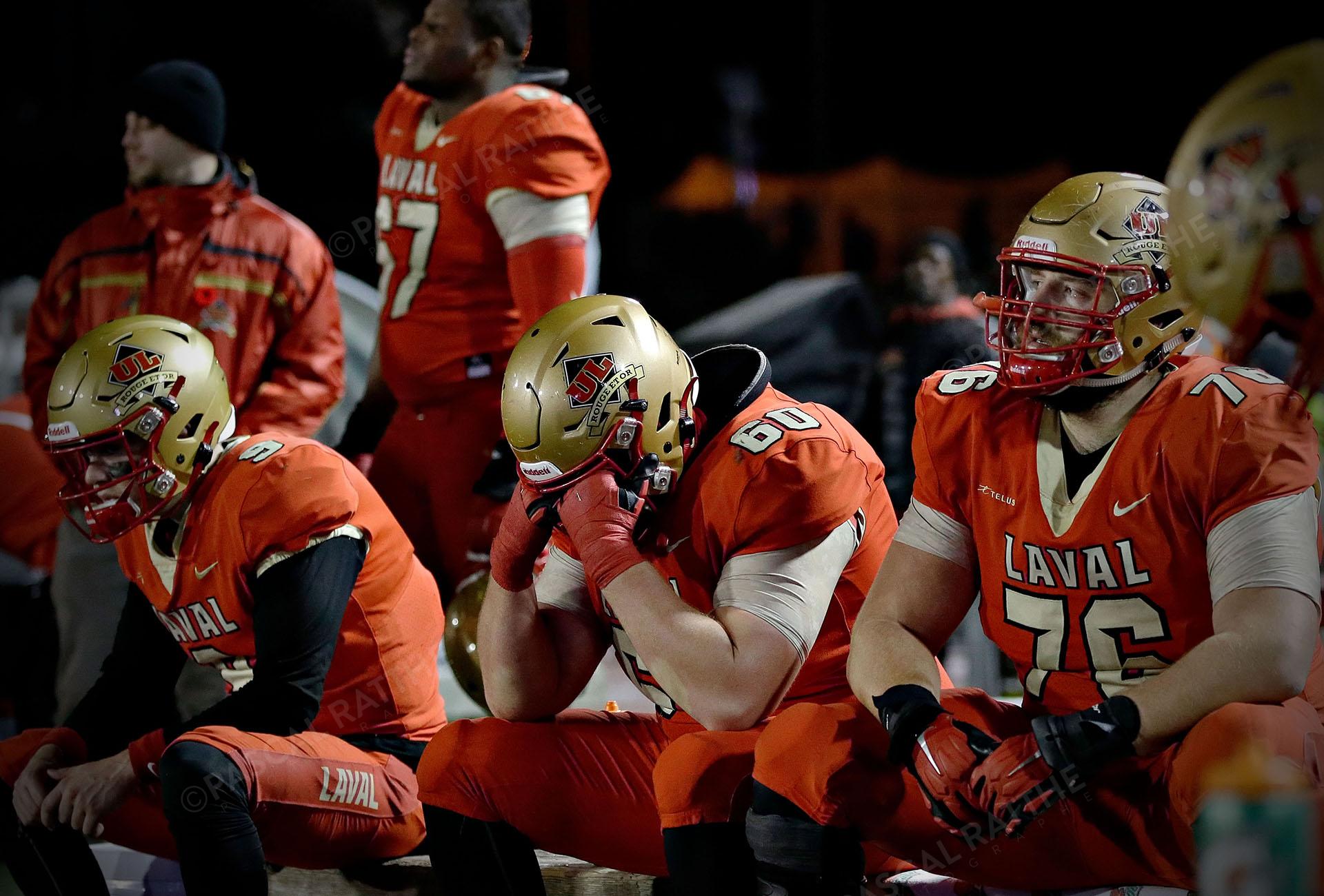 plusieurs joueurs du rouge et or football déçu de la défaite devant les carabins de Montréal