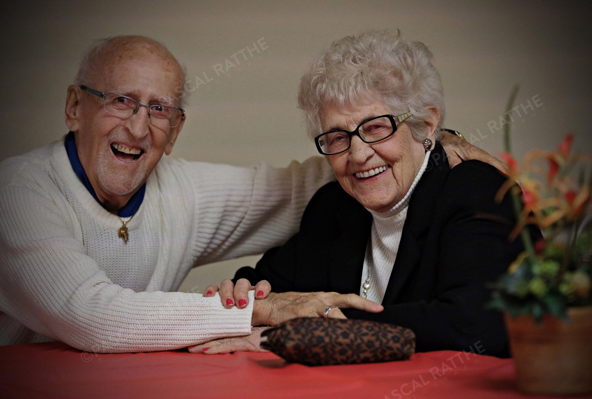un couple heureux du 3e âge