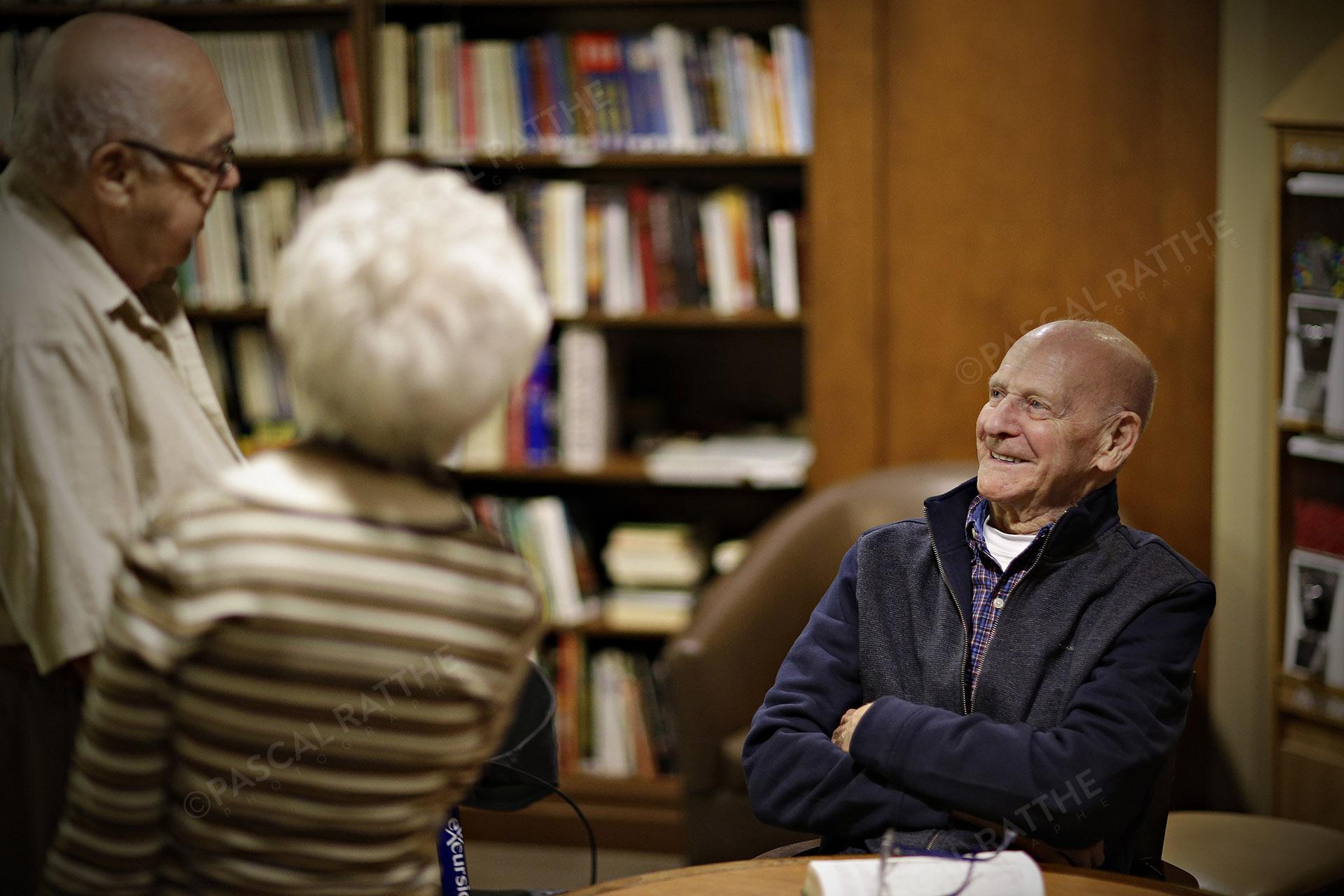 un bel homme du 3e âge avec un sourire éclatant