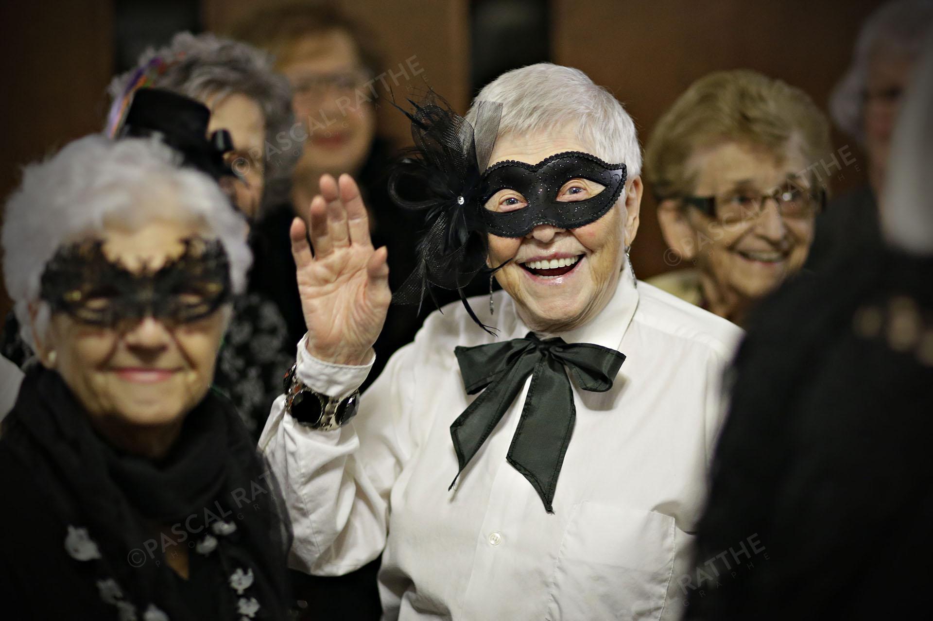 une dame du 3e âge avec un sourire éclantant avec un costume d'halloween