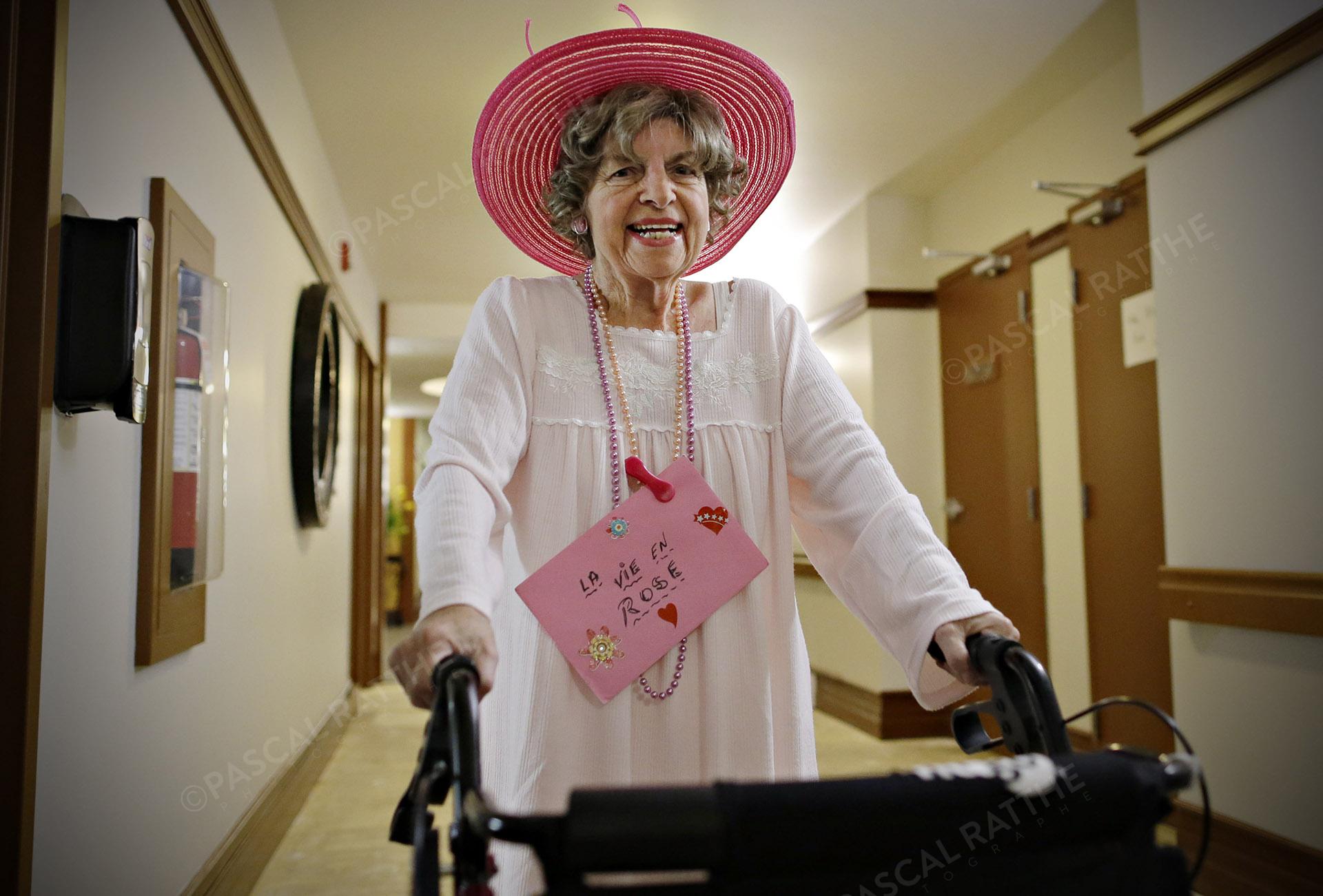une dame du 3e âge avec un sourire éclantant