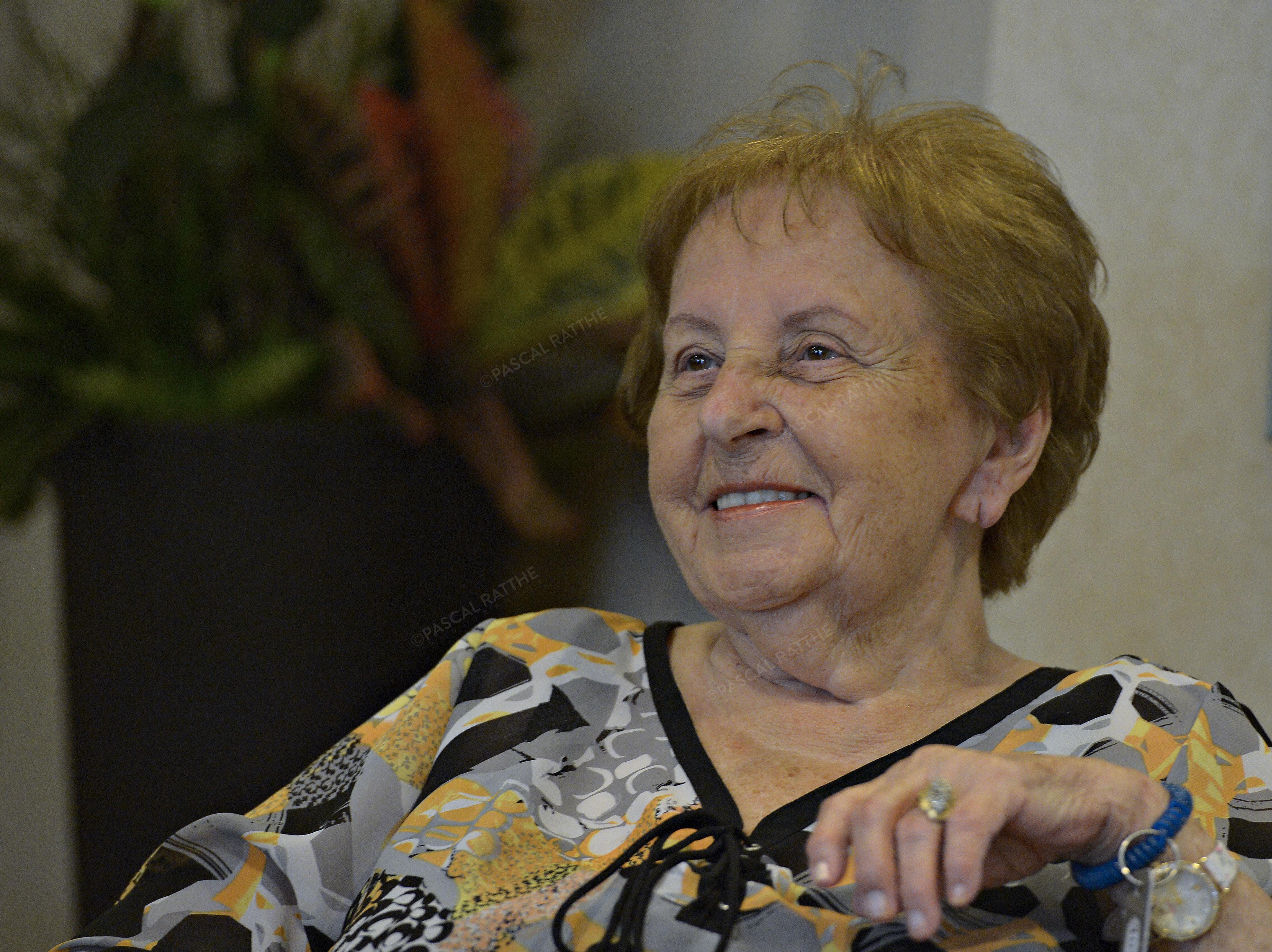 une dame du 3e âge avec un sourire éclantant