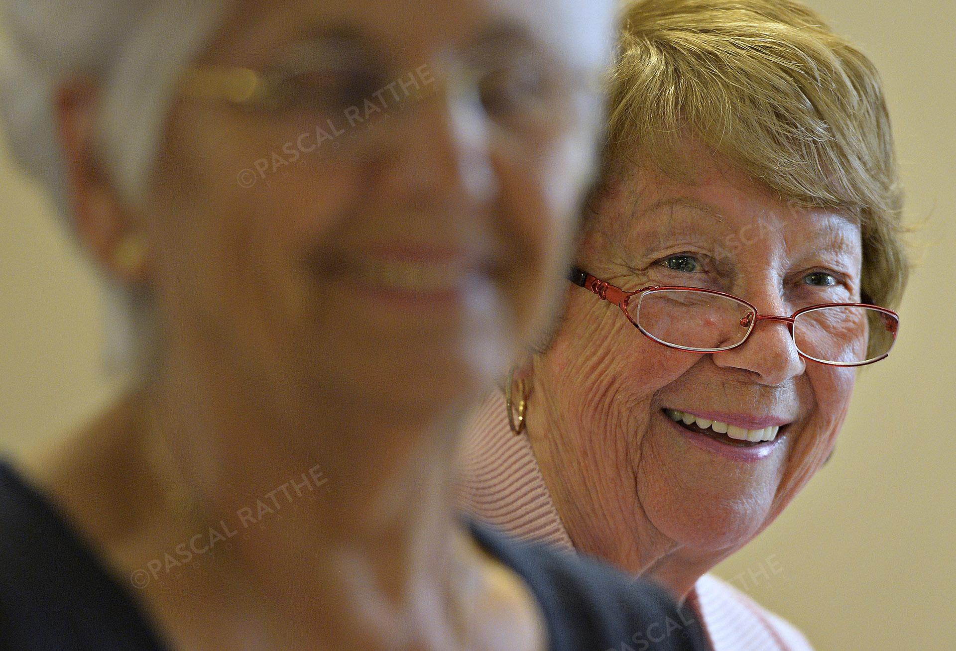 une dame du 3e âge avec un sourire éclantant