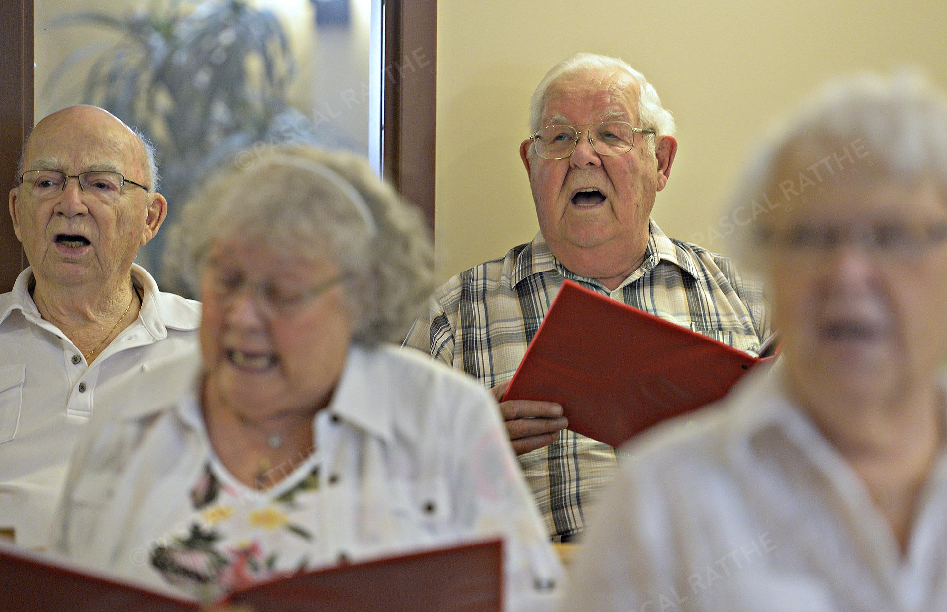 une chorale de personnes du 3e âge