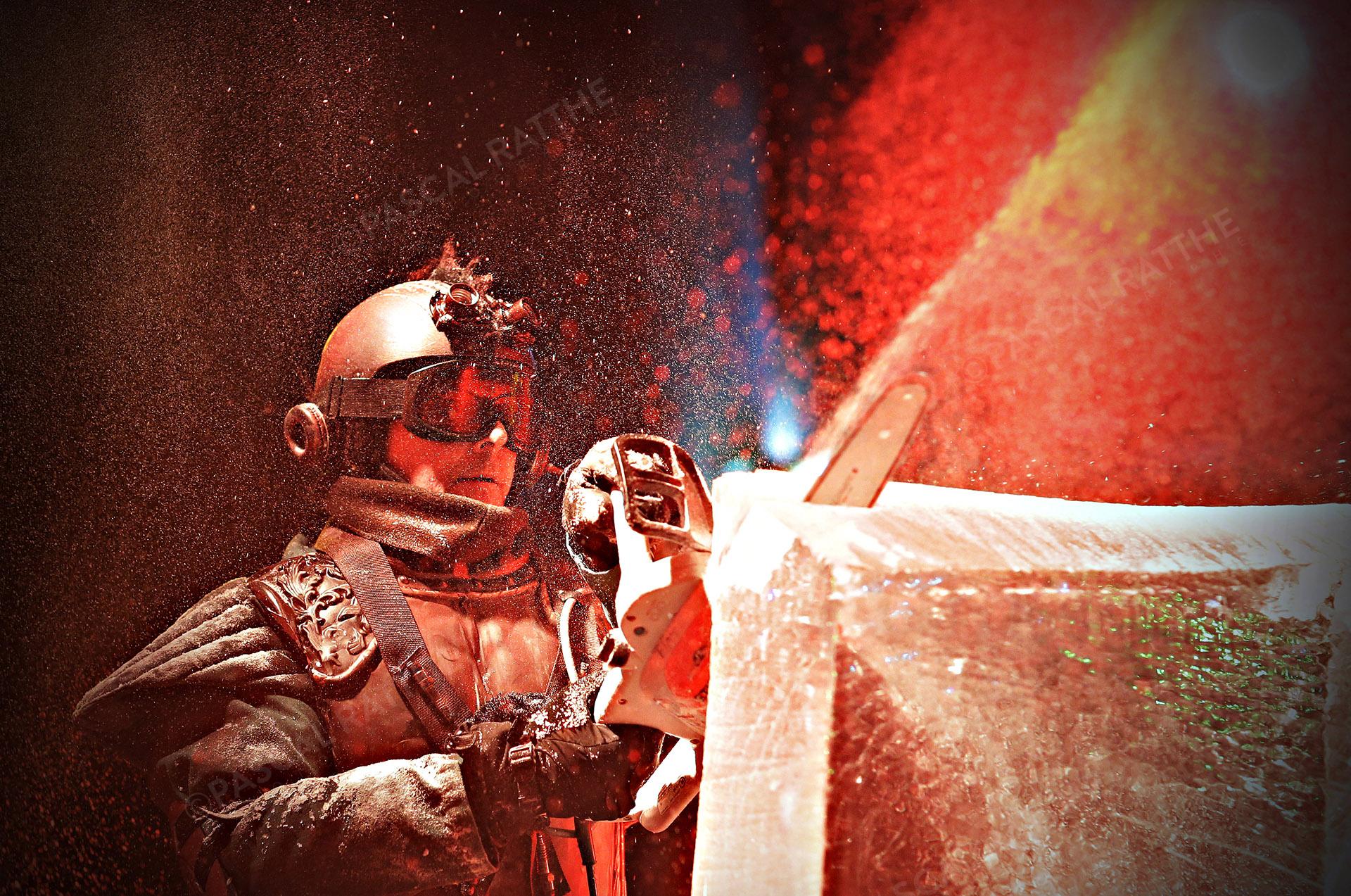 le défilé du Carnaval 2020 à Québec avec un artiste jouant avec la glace