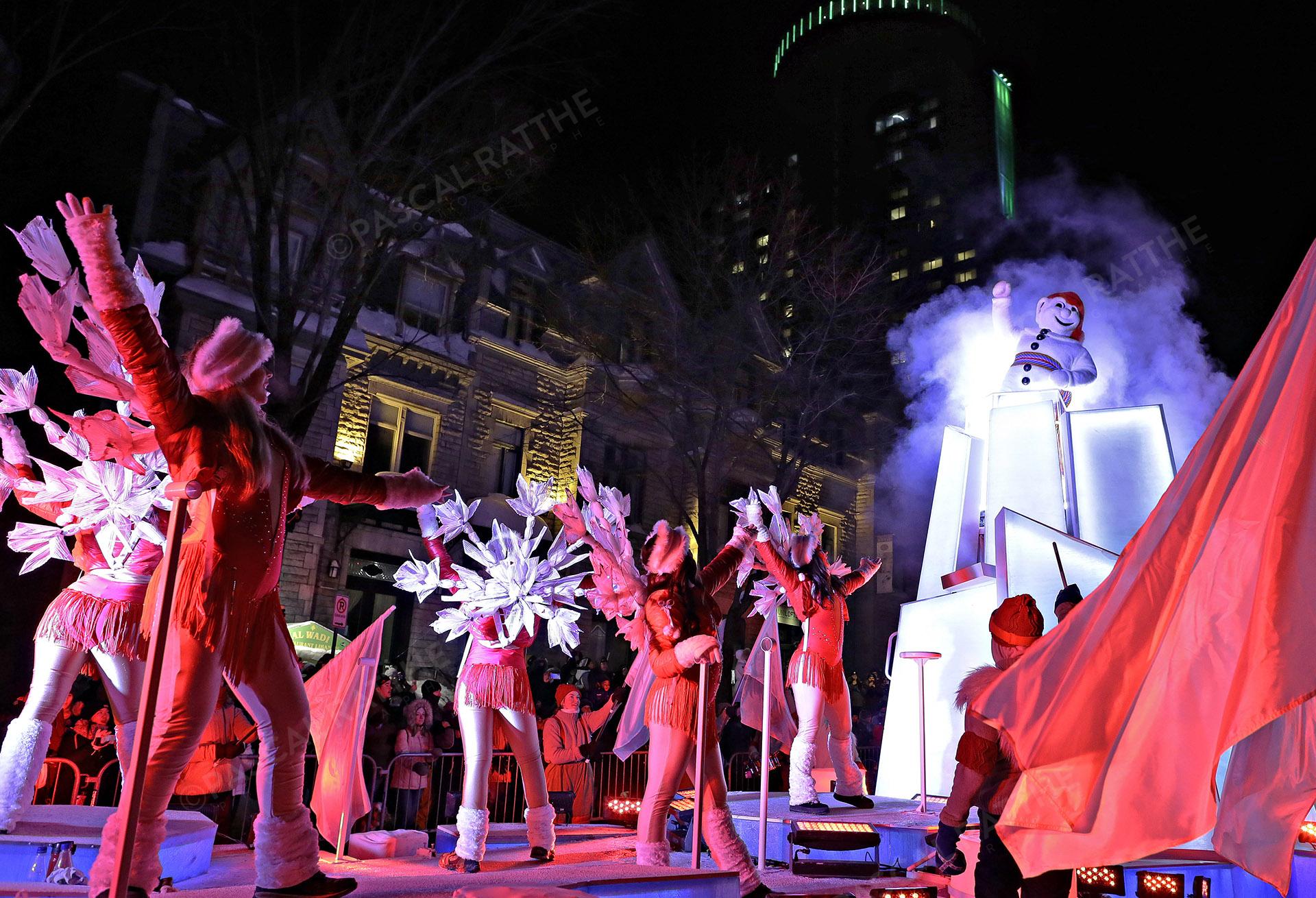 le défilé du Carnaval 2020 à Québec avec bonhomme Carnaval