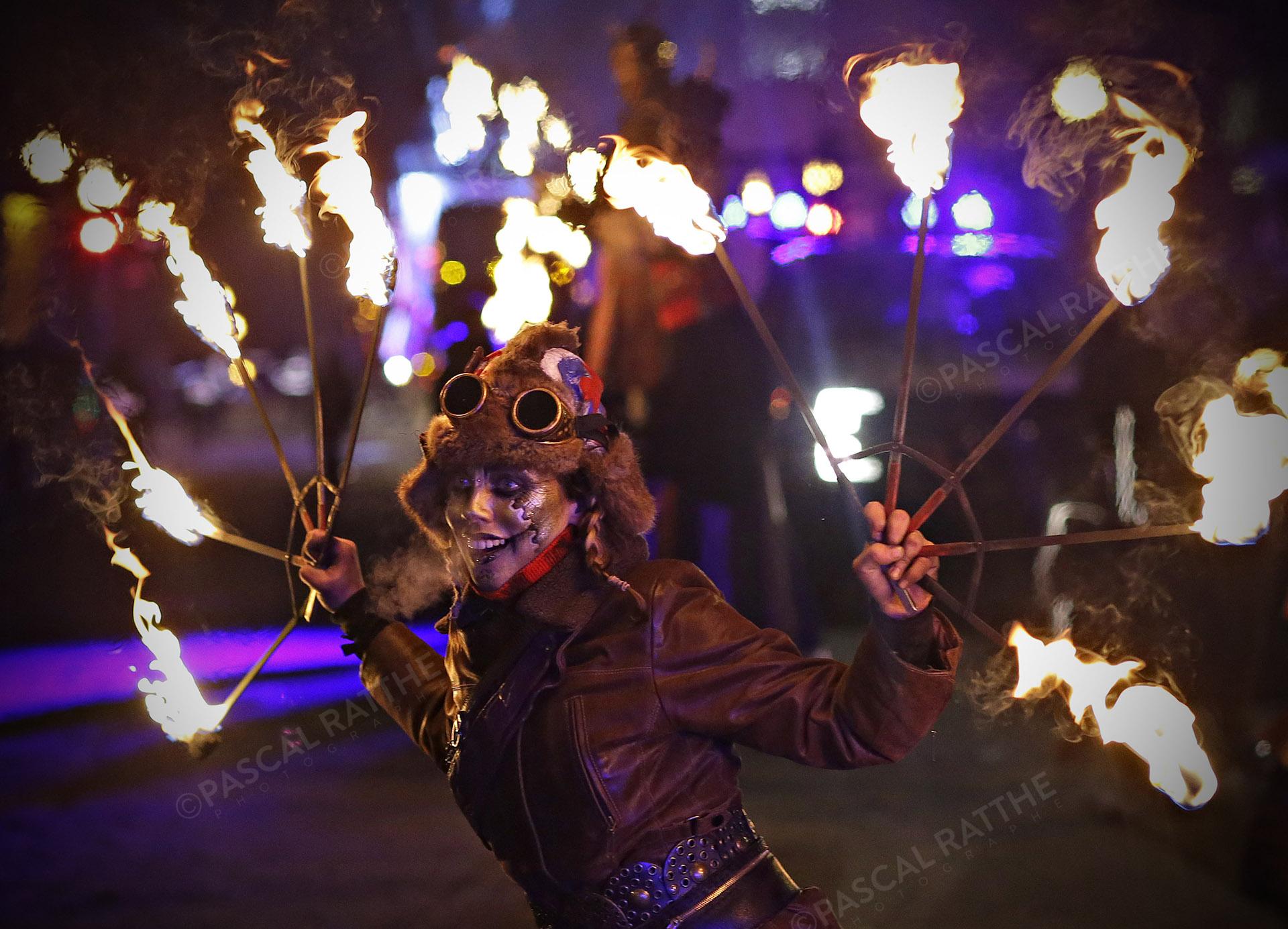 le défilé du Carnaval 2020 à Québec une artiste du feu, faisant partie du spectacle